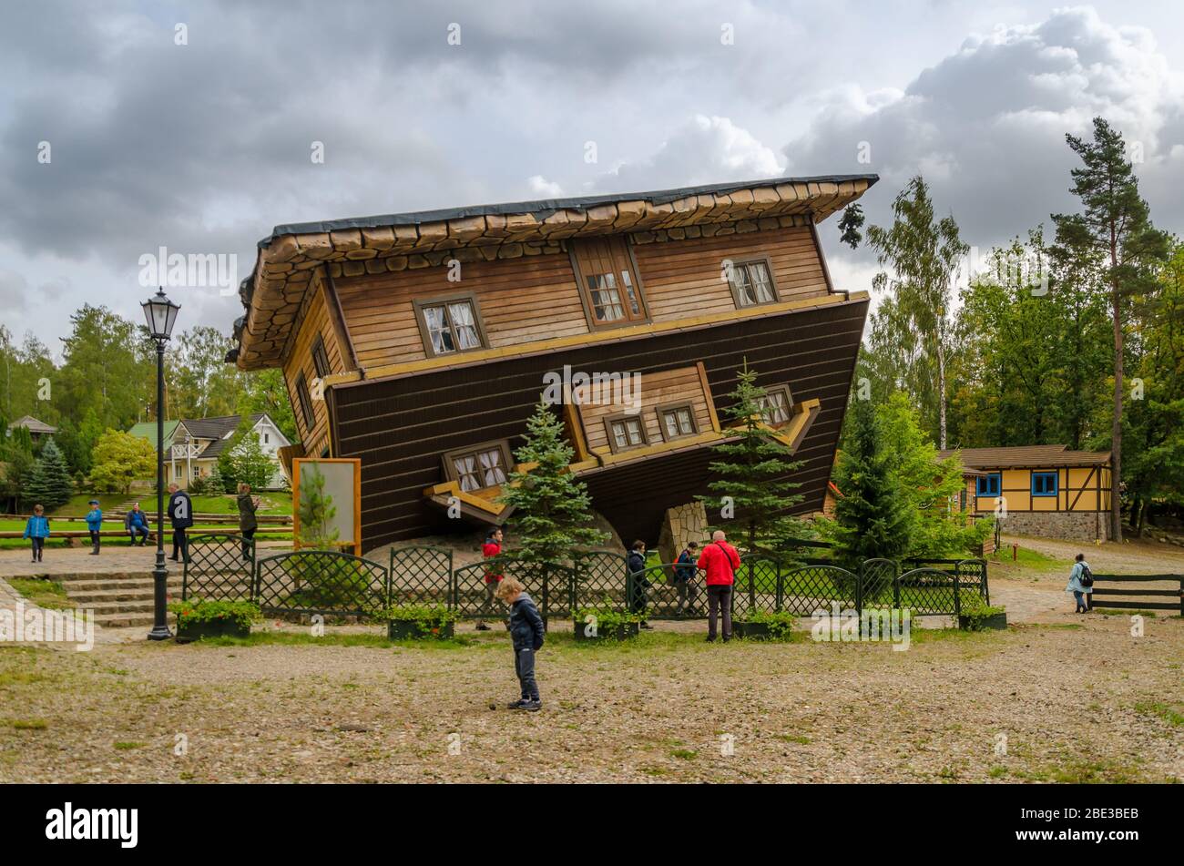 Szymbark, Polen - 3. Oktober 2018 ; Haus auf dem Kopf in Szymbark Dorf. Stockfoto