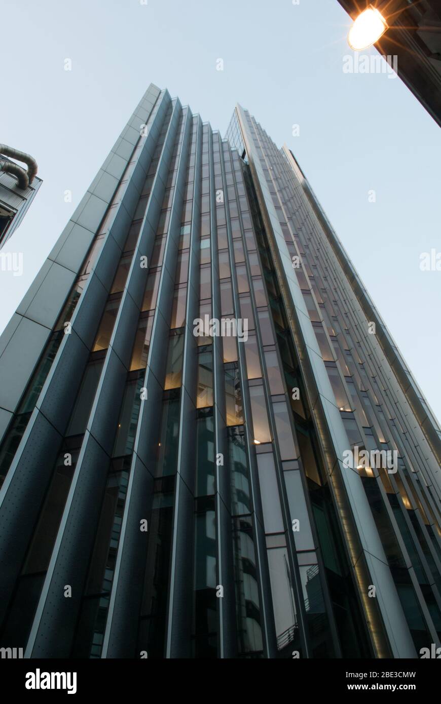 Blau geschwungener Wolkenkratzer Hochhaus-Turm Lime Street Lights Dark Night Willis Building, Langbourn, London EC3M von Norman Foster Stockfoto