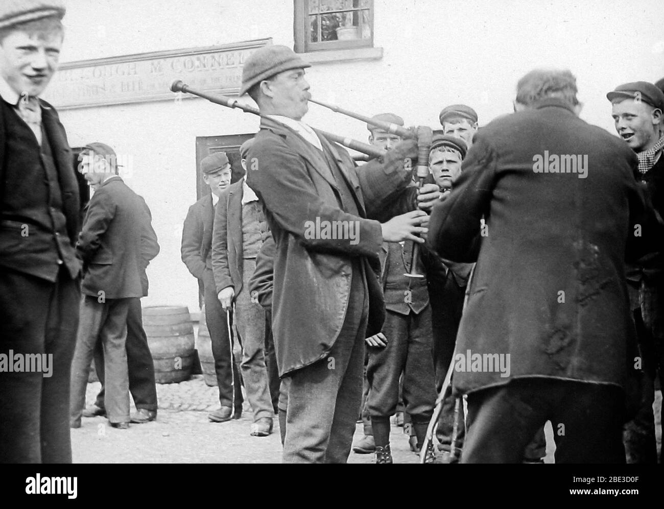 Piper, May Fair, Ballyclare, Irland im Jahr 1883 Stockfoto