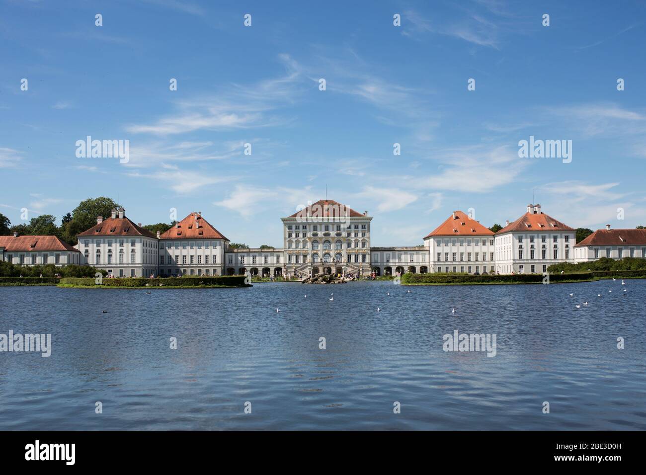 Vorderansicht des Schlosses Nymphenburg, der berühmten Barockresidenz der bayerischen Königsfamilie in München. Stockfoto