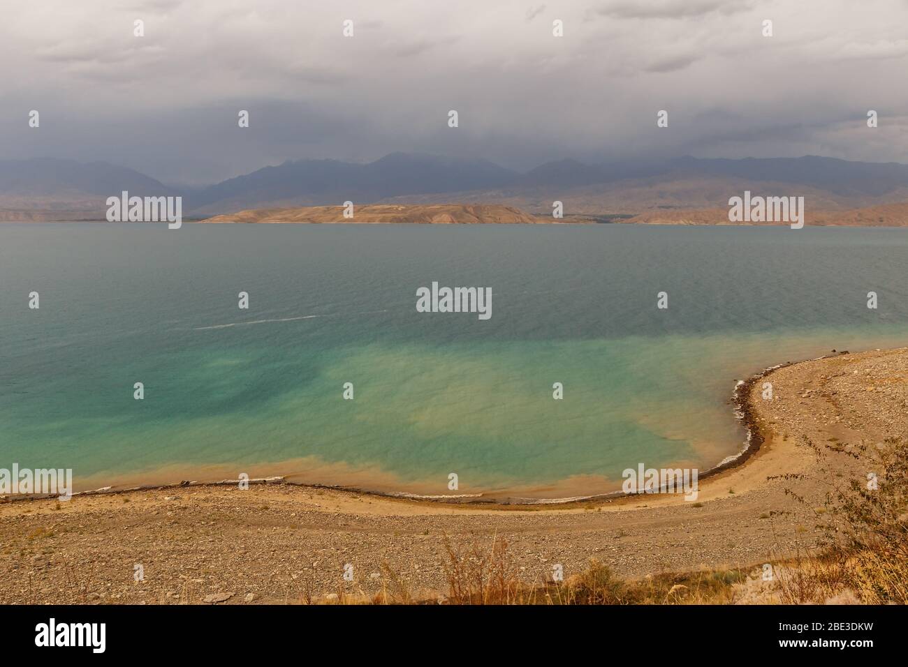 Toktogul Reservoir auf dem Gebiet des Toktogul Distrikts der Region Jalal-Abad in Kirgisistan. Stockfoto