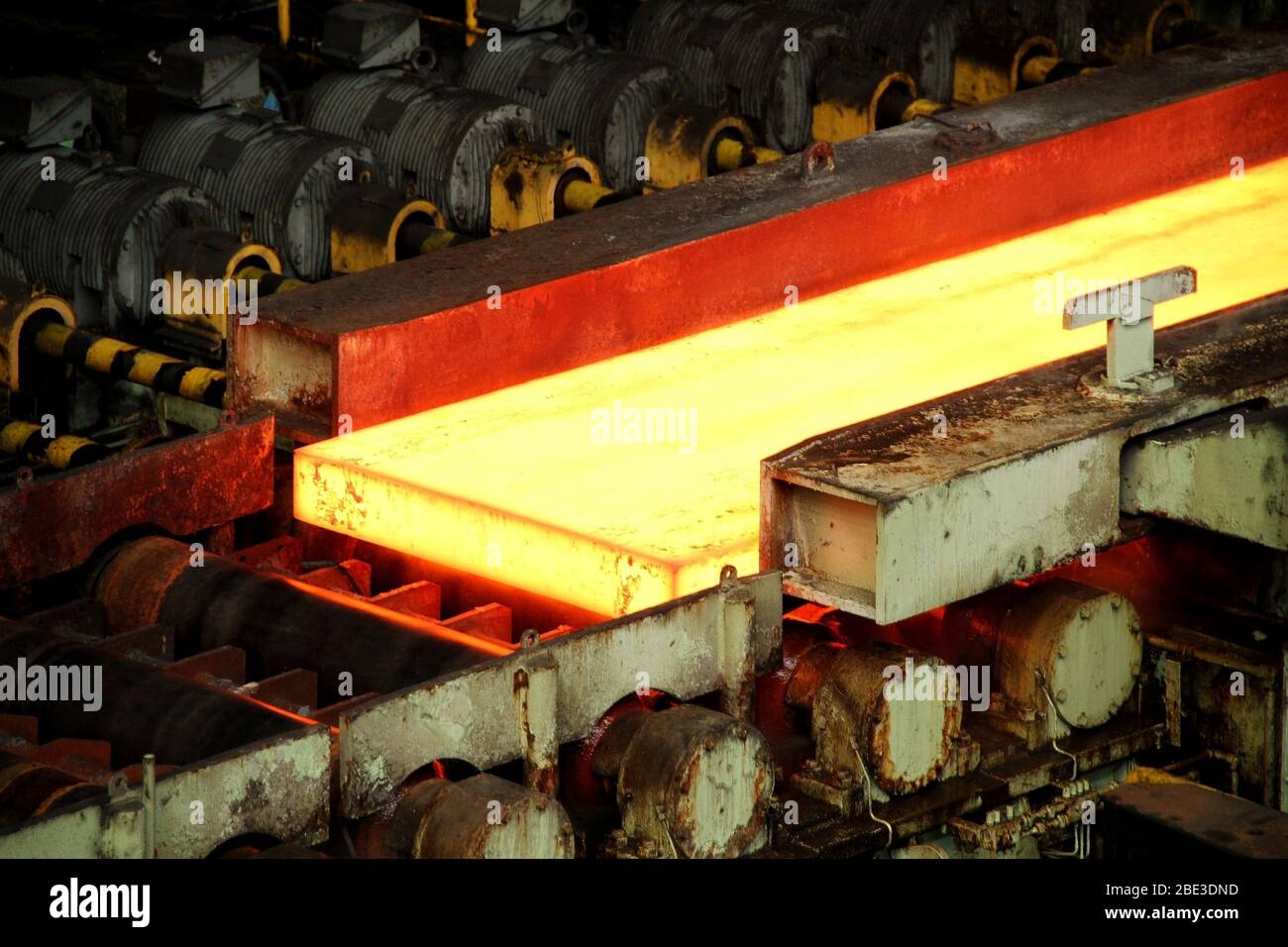 Heiße Stahlknüppel auf dem Förderband im Stahlwerk Stockfoto