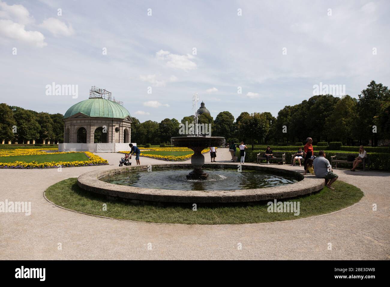 Der Diana-Tempel und Brunnen im Hofgarten, ehemals das Gelände der barocken Königsresidenz, heute Stadtpark in München. Stockfoto