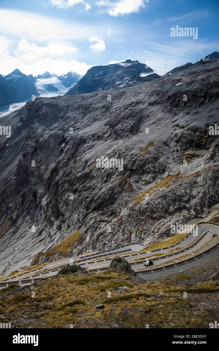 Der Zugang zum Stilfserjoch mit seinen vielen Kehren, Italien. Stockfoto