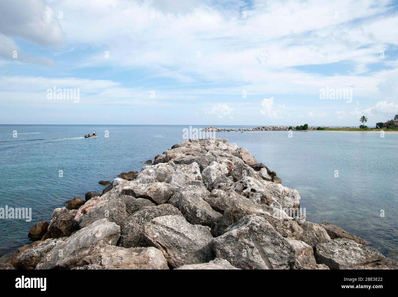 Der Blick auf Wellenbrecher aus Steinen in Montego Bay Resort Stadt (Jamaika). Stockfoto