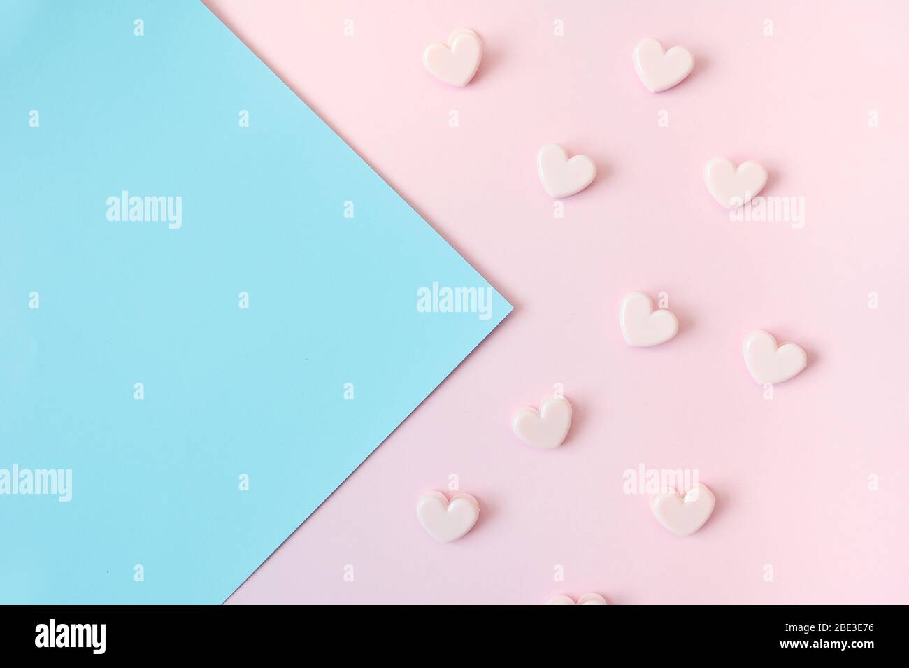 Mockup Happy Valentines Day oder Mothers Day Konzept. Rosa Herzen auf einem rosa und blauen Hintergrund mit Platz für Ihren Text. Für Grußkarte, Banner Stockfoto