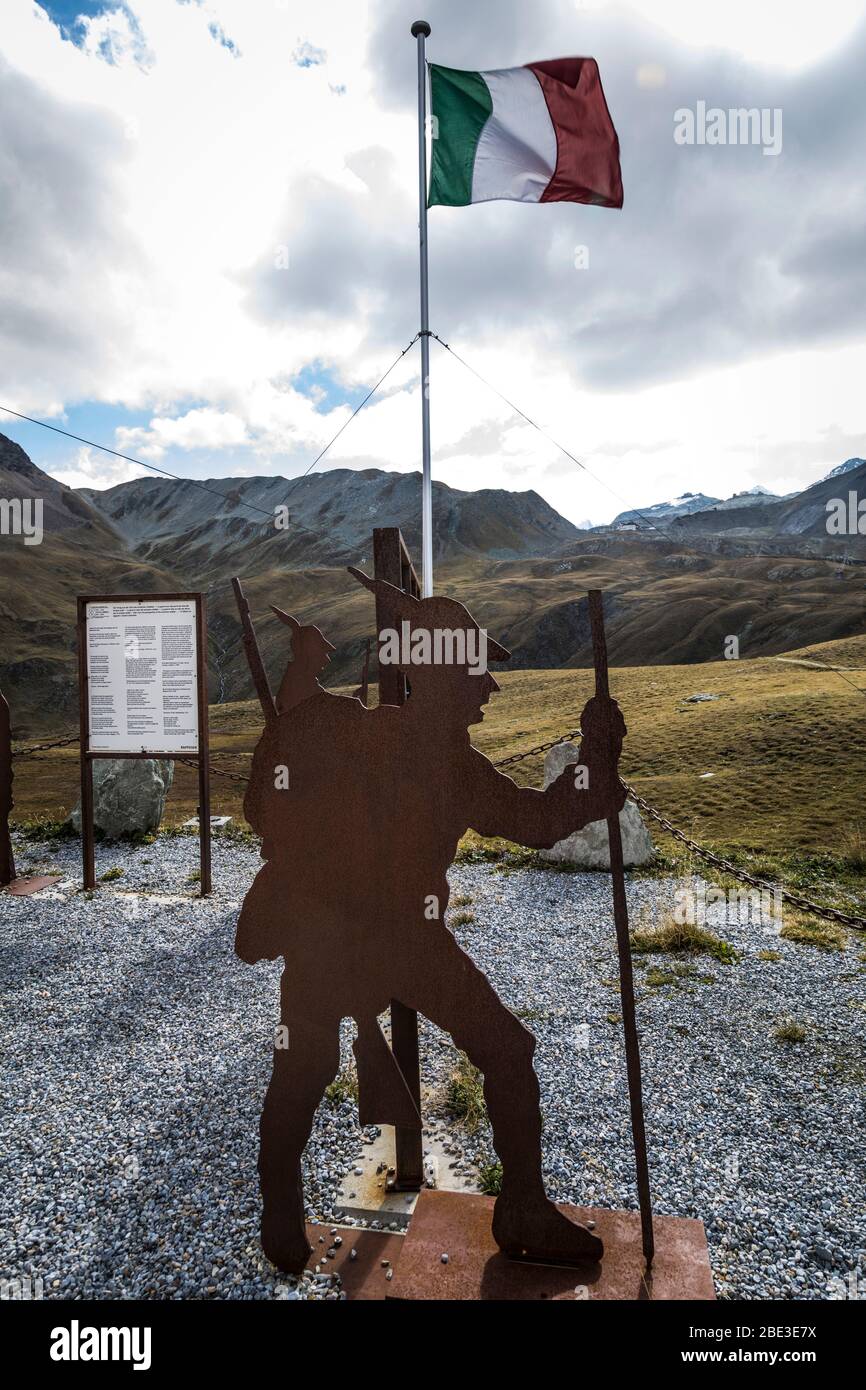Metallsilhouetten von Soldaten des Ersten Weltkriegs begleiten Informationstafeln, die Schlachten beschreiben, die im Ersten Weltkrieg an der schweizerisch-italienischen Grenze stattfanden Stockfoto