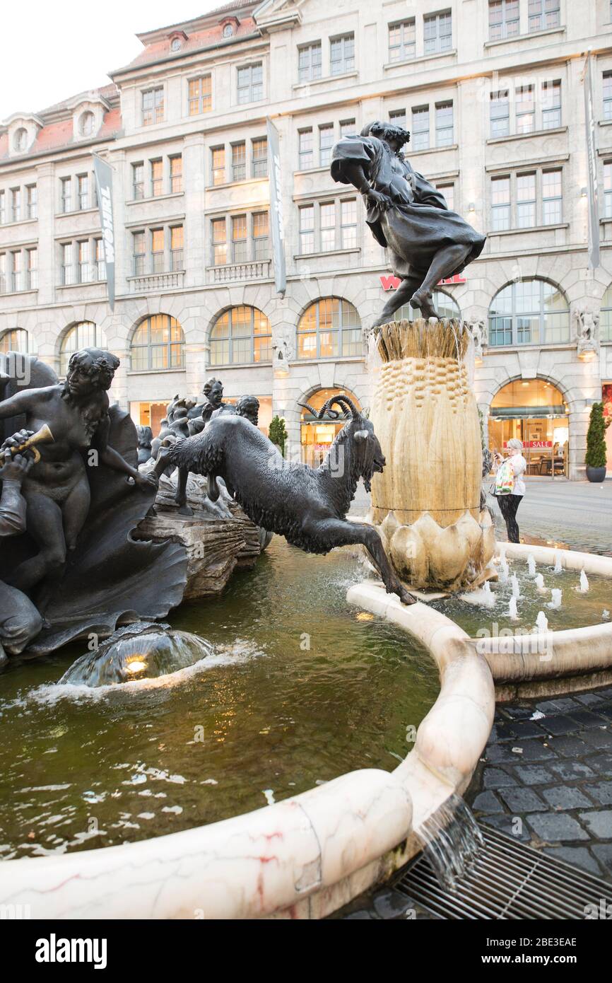 Der Hans Sachs-Brunnen Ehekarussell-Brunnen mit seinen umstrittenen Skulpturen über das Eheleben auf dem Ludwigsplatz in Nürnberg. Stockfoto