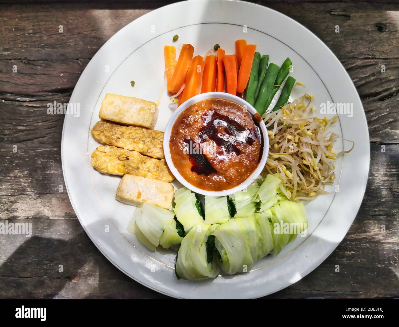 Indonesischer Salat, sein Name ist ' Gado gado ', es ist traditioneller indonesischer veganer Salat Stockfoto