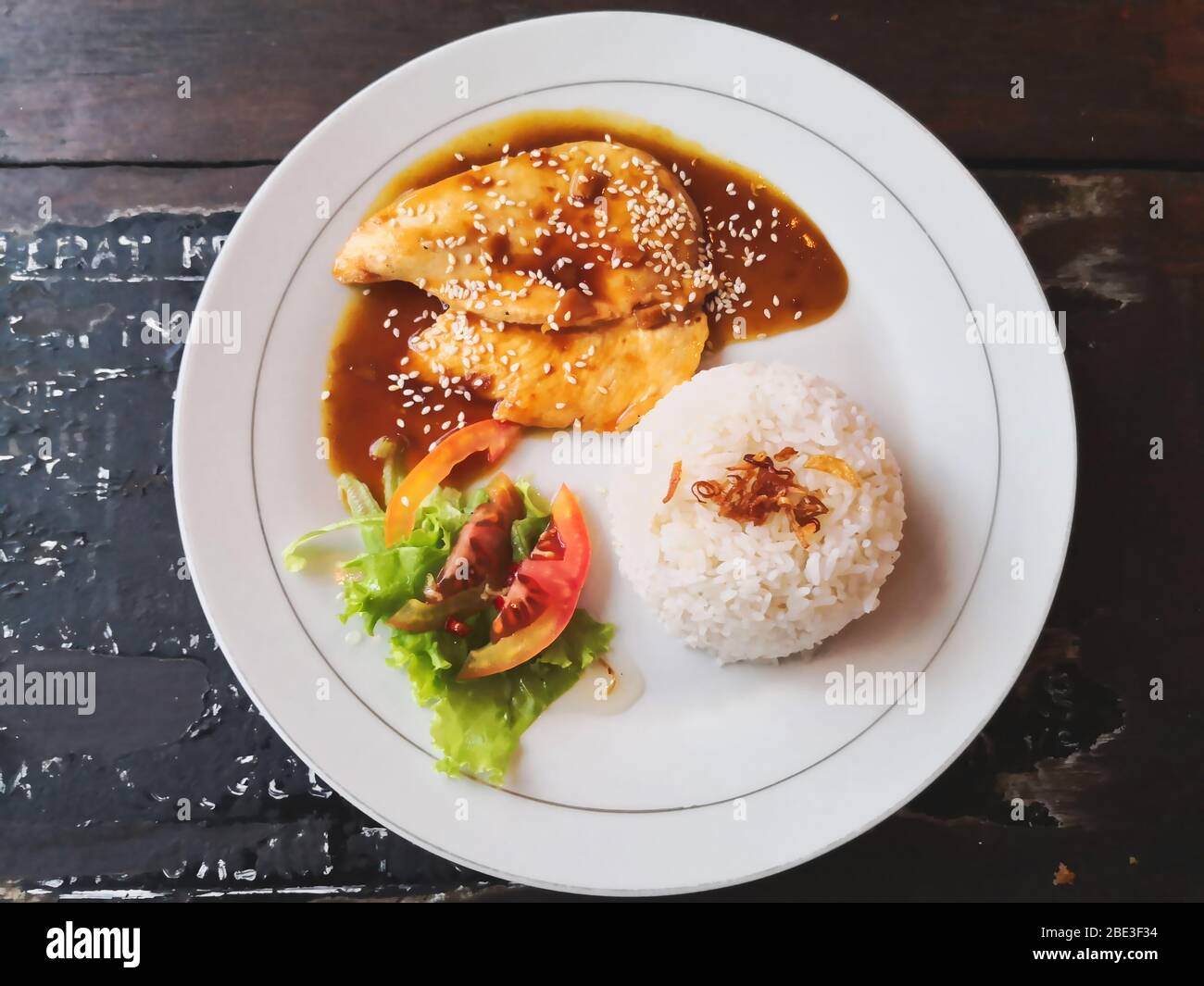 Chicken Teriyaki, Foto von oben von Chicken Teriyaki mit gebratenem Reis. Stockfoto