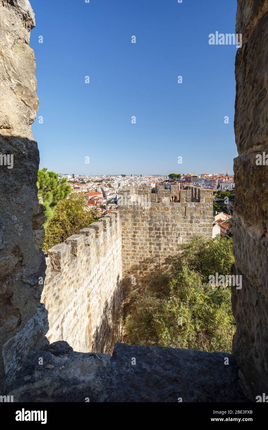 Umgebende Mauer und Turm am historischen Sao Jorge Schloss (Castelo de Sao Jorge, Castelo de Sao Jorge) in Lissabon, Portugal, an einem sonnigen Tag. Stockfoto