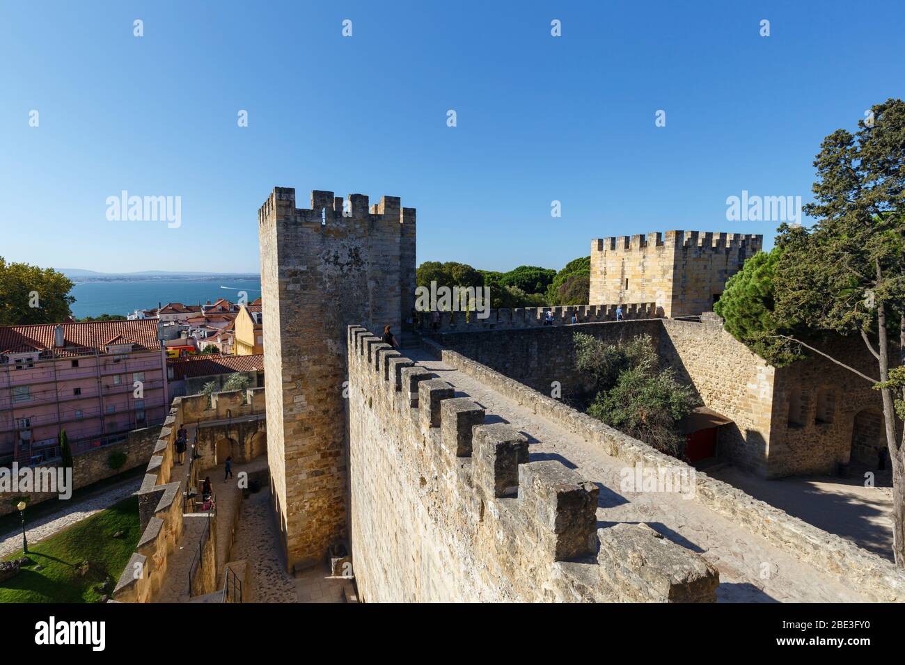 Die umliegenden Mauern und Türme des historischen Castelo de Sao Jorge (Castelo de Sao Jorge) in Lissabon, Portugal, an einem sonnigen Tag. Stockfoto