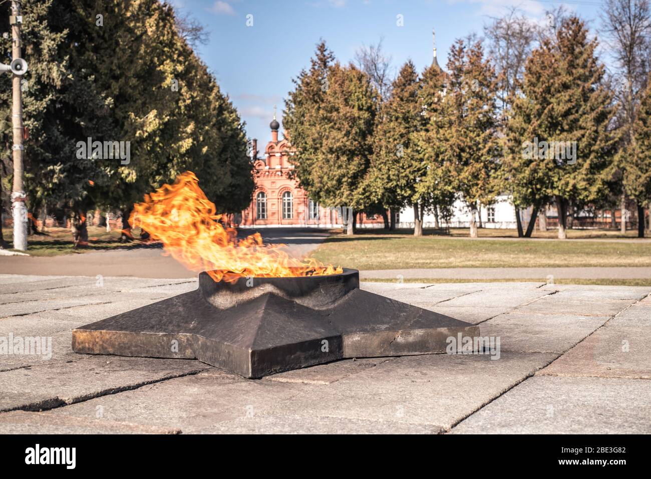"Respektlos!" Mann Zündet Sich Zigarette An Der Flamme Des Pariser Kriegsdenkmals An – Die Ganze Wahrheit. - w37racn