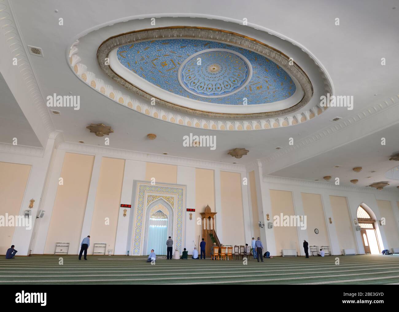 Innenansicht der Tilla-Scheich-Moschee mit einfachen Ornamenten und Mihrab. Das Hotel liegt in Khazrati Imam architektonischen Komplex, Taschkent, Usbekistan. Stockfoto