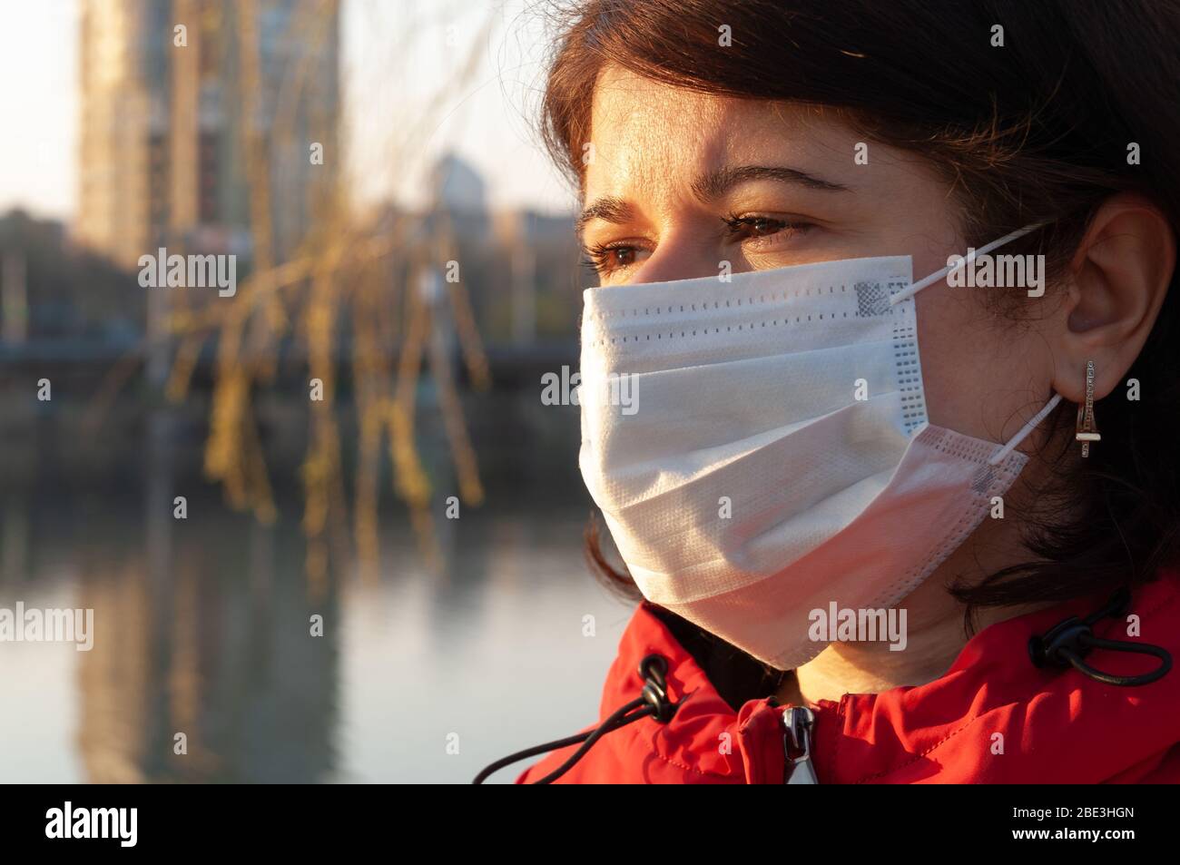 Porträt einer Frau mit medizinischer Maske. Quarantäne in der Welt im Jahr 2020. Prävention des Ausbruch des Coronavirus SARS-CoV-2. Stockfoto