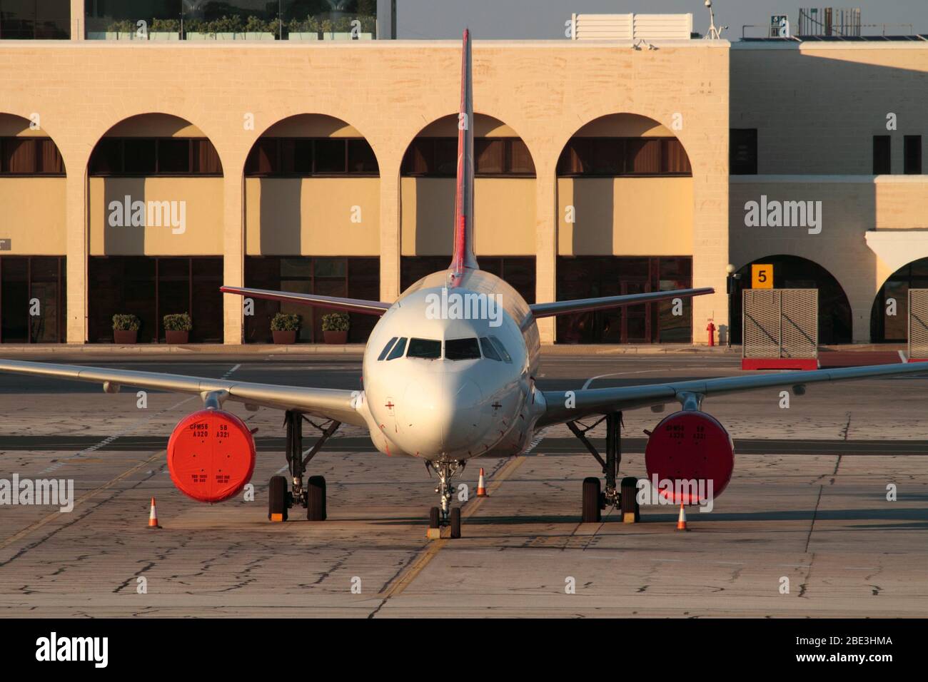 Das geerdete Airbus A320-Passagierflugzeug ist am inaktiven Flughafen im Leerlauf. Keine proprietären Details sichtbar. Wirkung des COVID-19 Coronavirus auf Flugreisen. Stockfoto