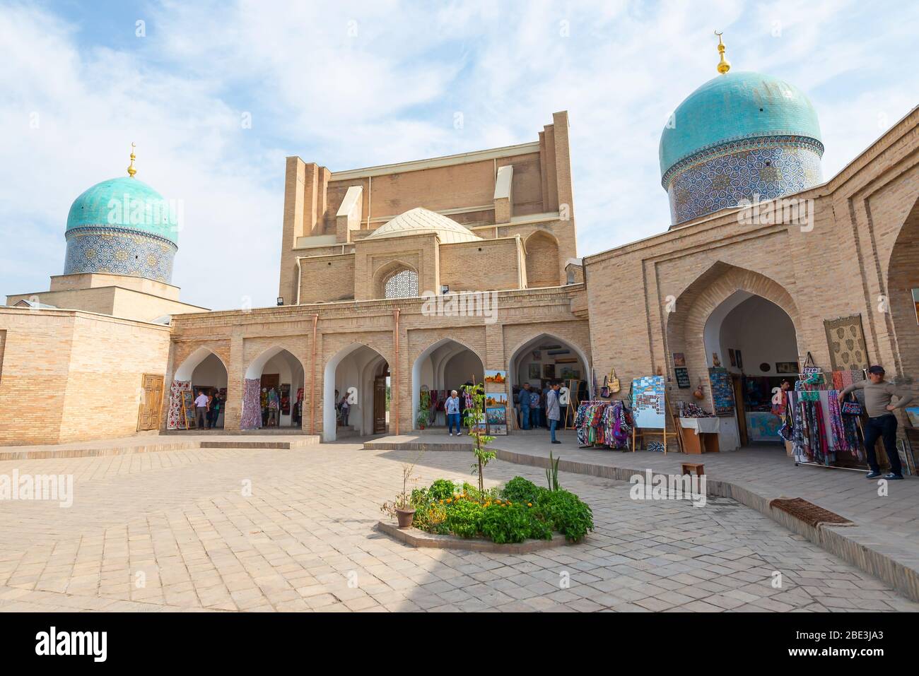 Innenansicht der Barakhan Madrasah Fassade in Taschkent, Usbekistan ein ehemaliger Sebzar im Gebiet von Khast Imam. Händler für Touristen bei Barakh-khan. Stockfoto