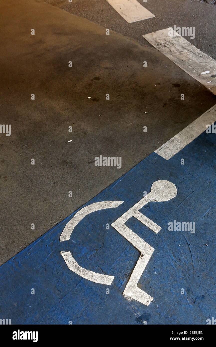 Place de parking réservée aux handicapés. Saint-Gervais-les-Bains. Haute-Savoie. Frankreich. Stockfoto