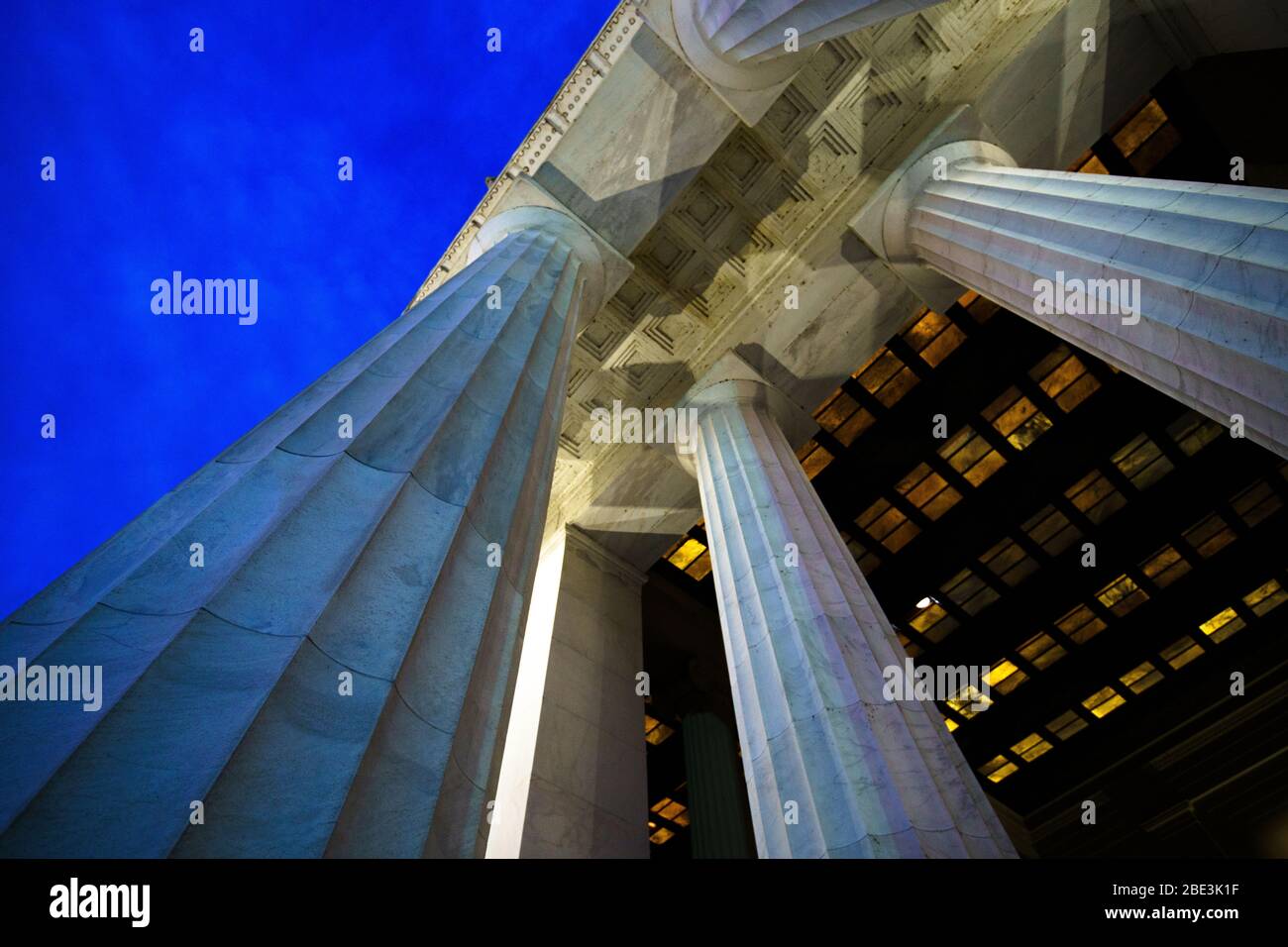 Blick nach oben auf das Lincoln Memorial in der Blue Hour. Stockfoto