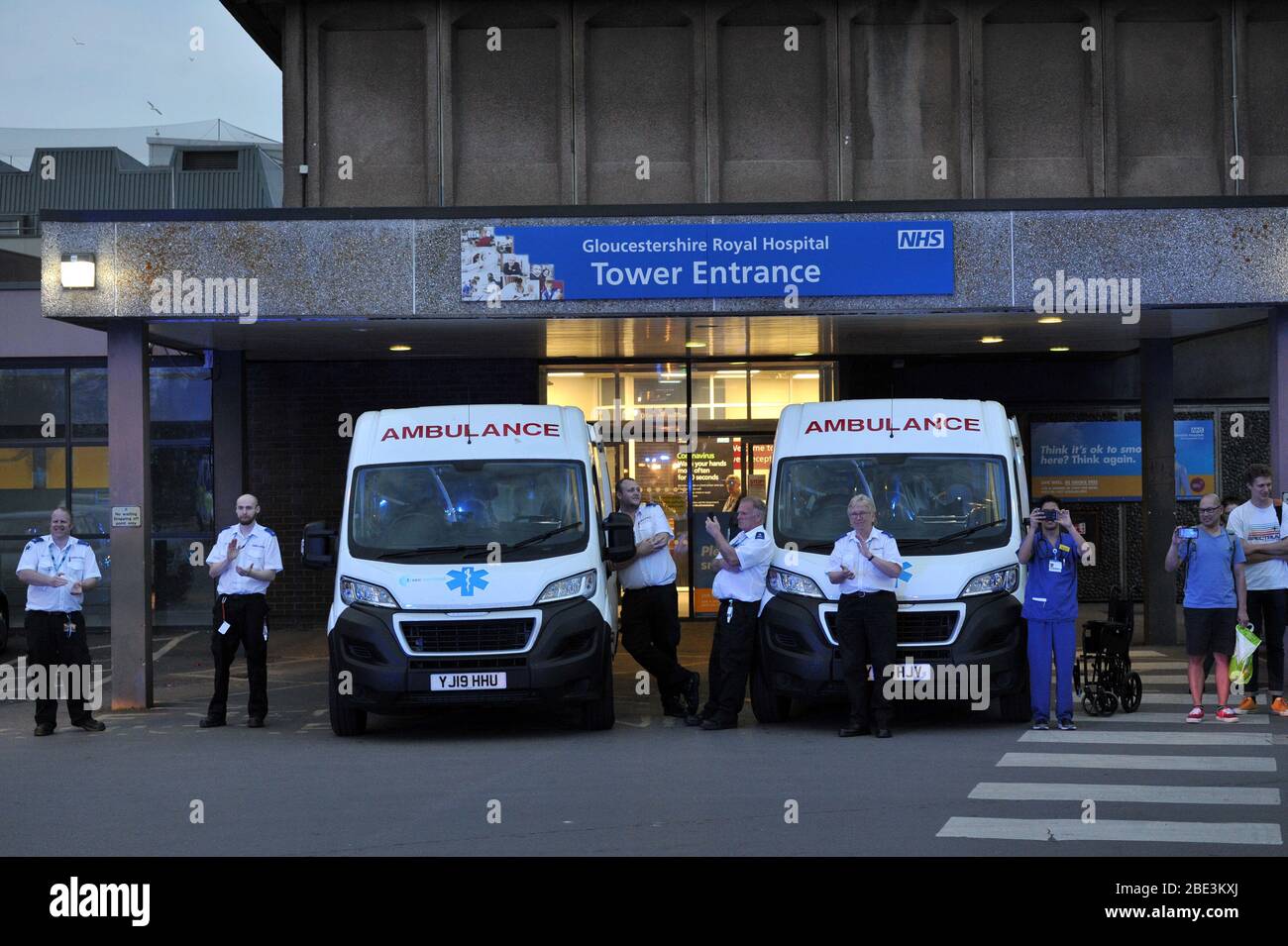 Dritter Clap für den NHS am Donnerstag, den 9. April um 20 Uhr. Die Polizei von Gloucestershire schloss sich Patienten, Mitgliedern der öffentlichen Hand und Krankenhausangestellten an, als sie auf A klatschen Stockfoto