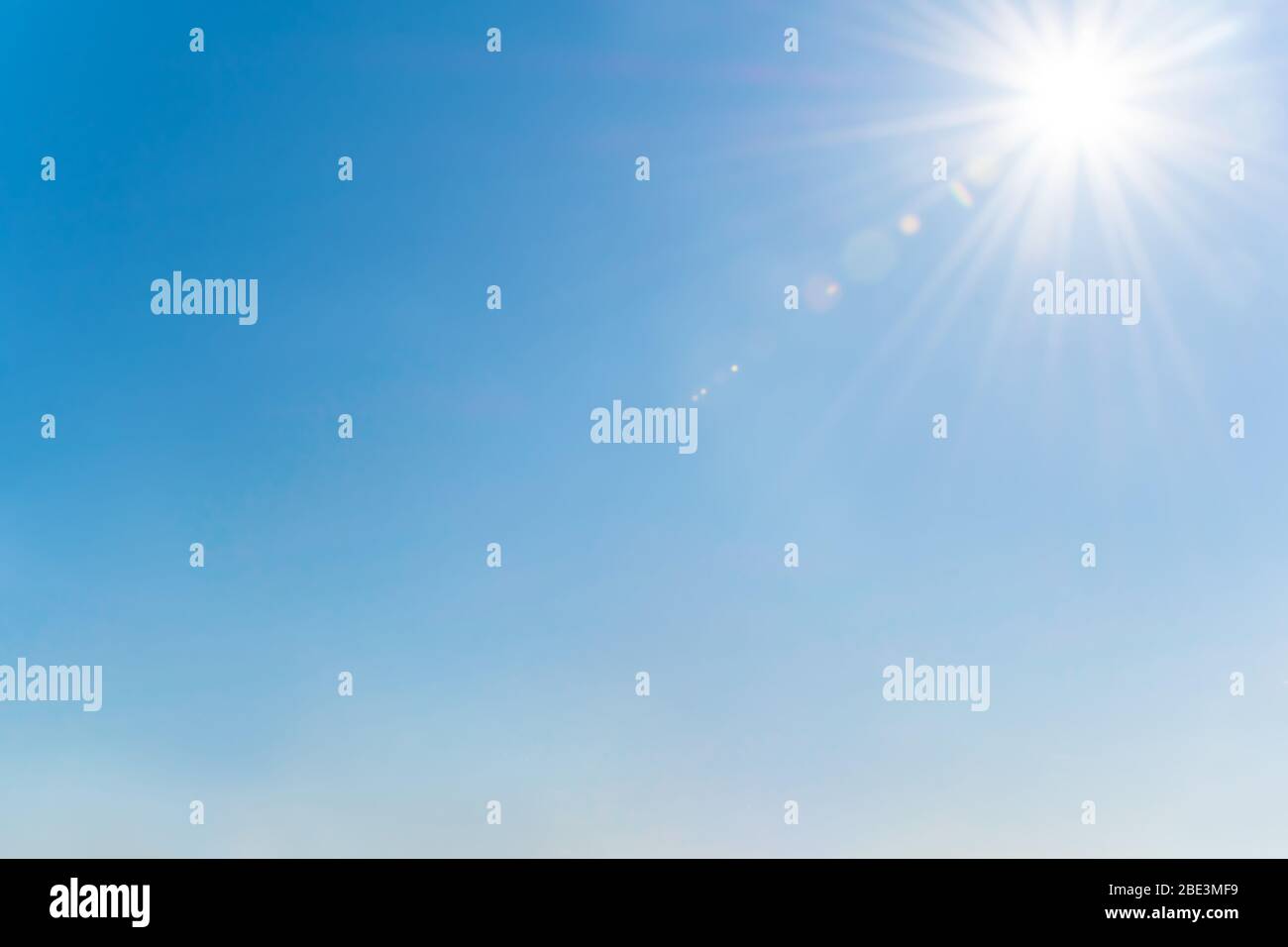 Blauer Himmel mit Sonne und Sonnenstrahlen. Tagsüber und gutes Wetter Stockfoto