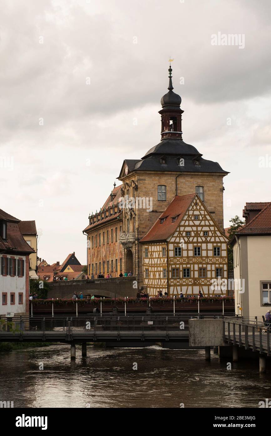 Das Alte Rathaus an der Regnitz an einem bewölkten Tag in Bamberg, Oberfranken, Bayern, Deutschland. Stockfoto