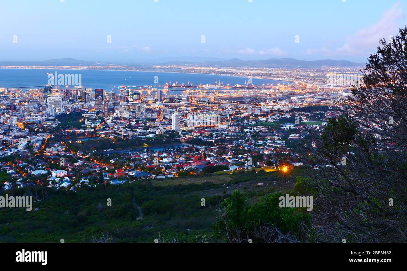 Sonnenuntergang-Atmosphäre in Kapstadt. Foto von der Seilbahn-Station am Tafelberg. Stockfoto