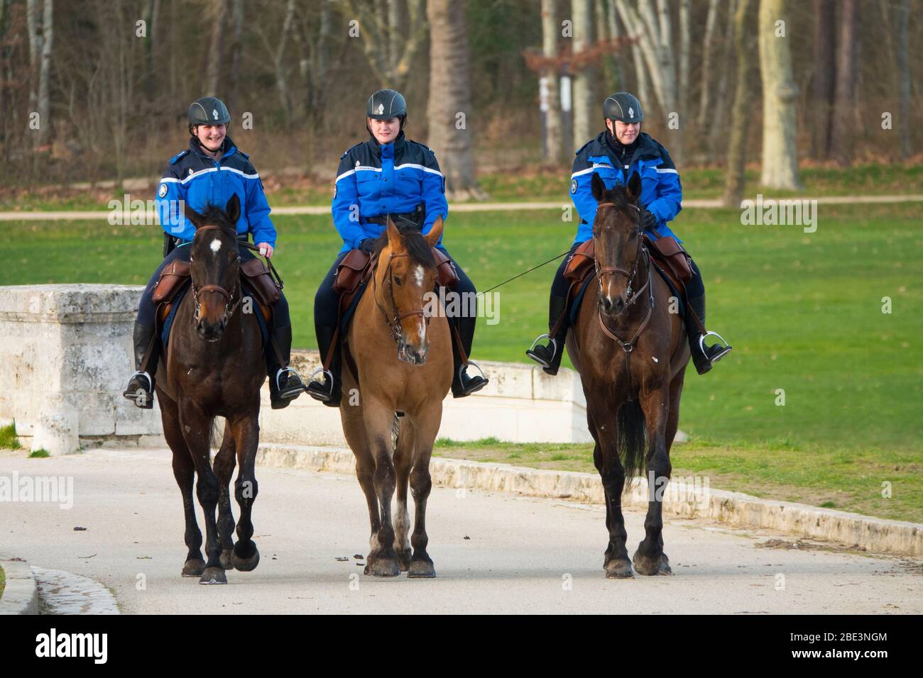 Frankreich, Loir-et-Cher (41), Chambord (UNESCO-Welterbe), königliche Burg aus der Renaissance-Zeit, drei Reiter Gendarmen der Nationalgarde von Pferd Stockfoto