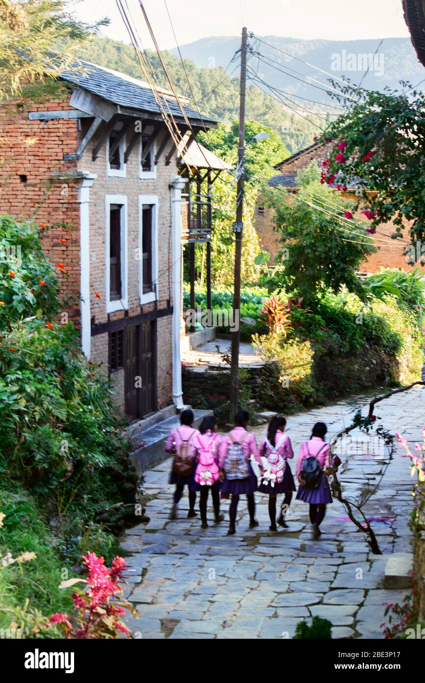 Nepal, Tanahun, Bandipur, Haus; Straße, Gebäude, Dorf, Leute, Kind, Spaziergang, Mädchen, Schule Stockfoto