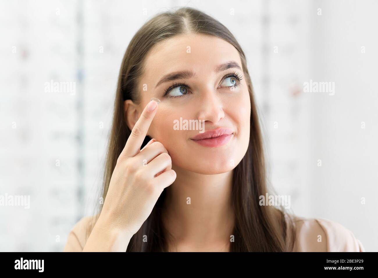 Glückliches Mädchen mit Kontaktlinsen im Geschäft Stockfoto