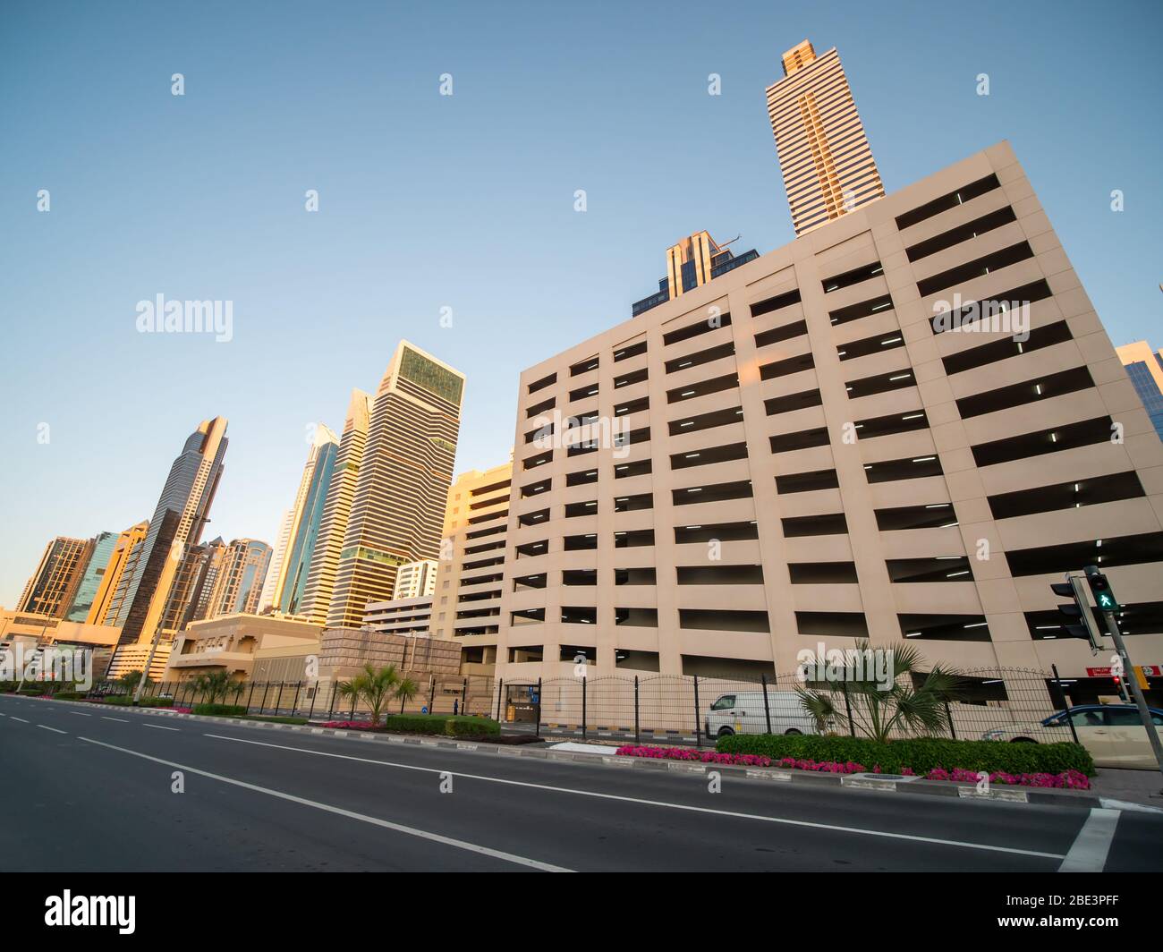 Leere Straßen von Dubai während der Quarantäne. VAE. Stockfoto