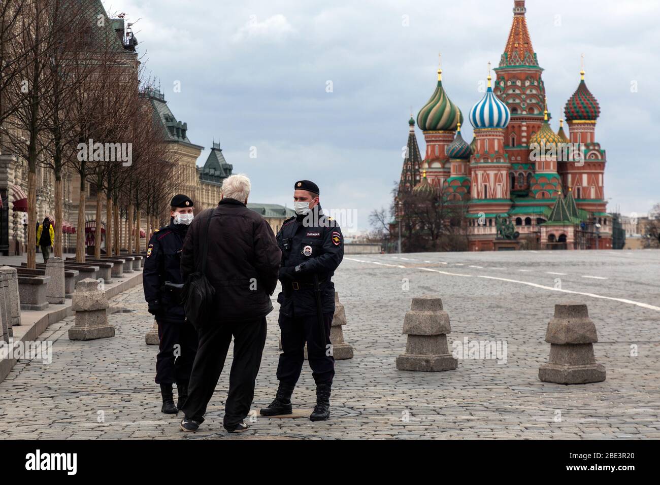 Moskau, Russland. 11. April 2020. Die Polizei patrouilliert Red Suqare und überprüft Gründe von Menschen, von zu Hause aus zu gehen während einer Isolationsbefehl von den Moskauer Behörden auf Bürger aller Altersgruppen auferlegt, um die Ausbreitung der COVID-19 Coronavirus-Infektion, Russland einzudämmen. Ab April 13 wird in Moskau und seiner Region ein System von Sperrpässen eingeführt, um die Ausbreitung des Coronavirus zu stoppen Stockfoto