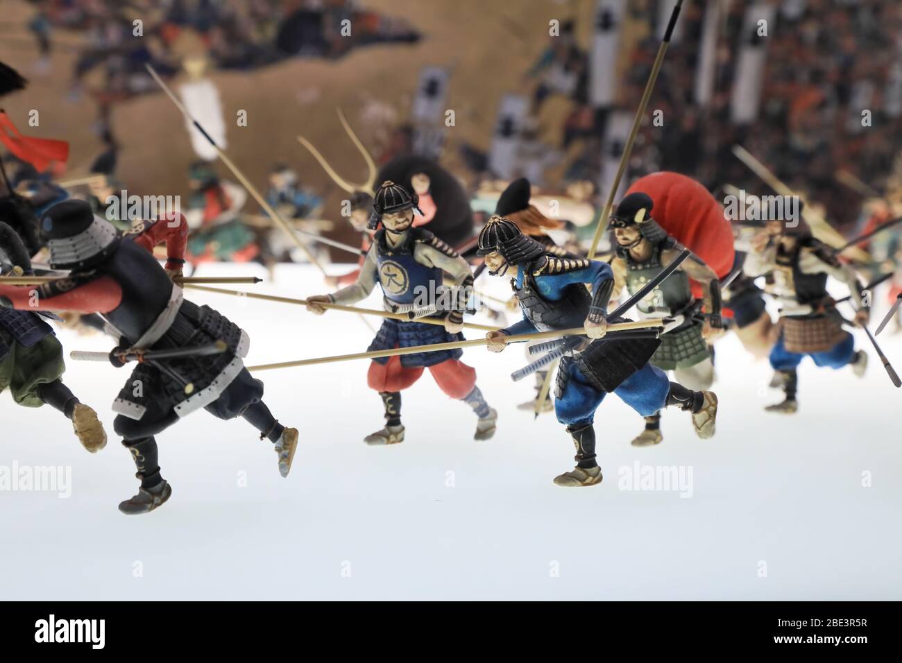 Osaka, Japan - 28 Dec 2019: Historische Installation von antikes Gefecht und Krieg in Japan mit Spielzeugfiguren von Kriegern. Stockfoto