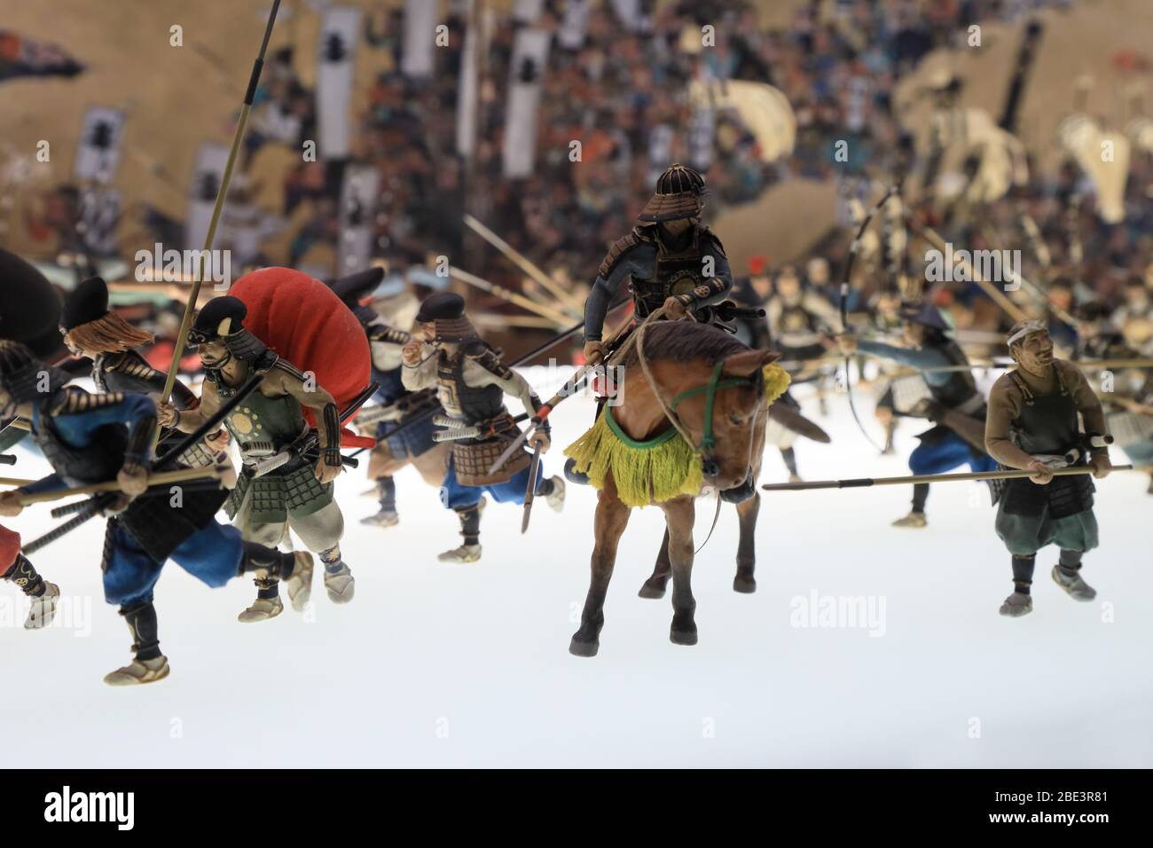 Osaka, Japan - 28 Dec 2019: Spielzeugfiguren alter japanischer Krieger mit historischen Rüstungen und Waffen auf einem Schlachtfeld - Installation auf der Burg Osaka. Stockfoto