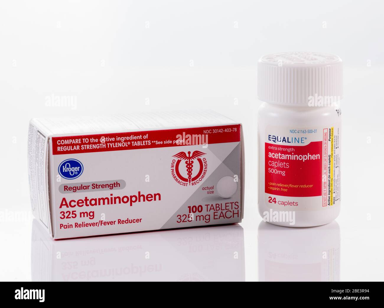 Morgantown, WV - 11. April 2020: Generische Acetaminophen oder Paracetamol  Tabletten zur Fieberreduktion in der Flasche auf weißem Hintergrund  Stockfotografie - Alamy