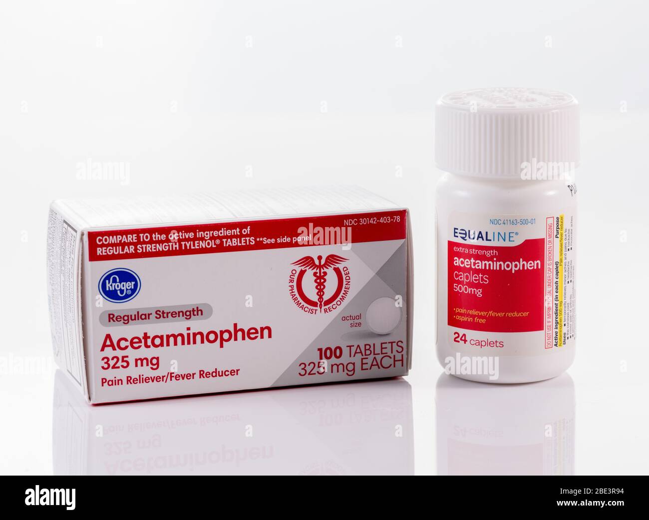 Morgantown, WV - 11. April 2020: Generische Acetaminophen oder Paracetamol Tabletten zur Fieberreduktion in der Flasche auf weißem Hintergrund Stockfoto
