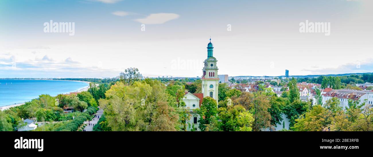 Panoramablick auf Sopot mit Blick auf die historische Heiland-Kirche. Stockfoto