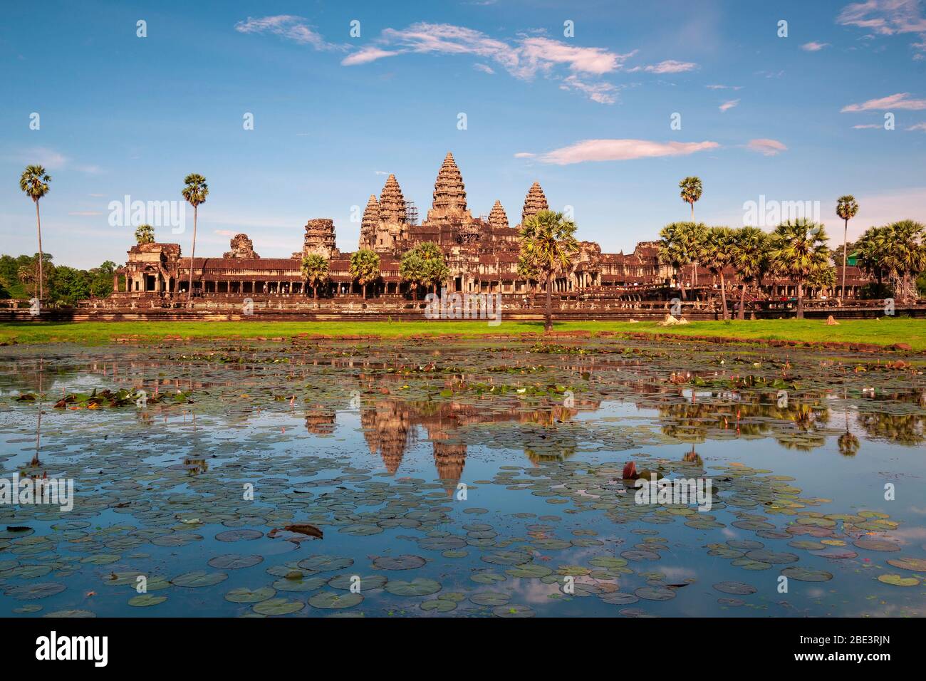 Die khmer Tempelruine von Angkor Wat bei Sonnenuntergang, Siem Reap, Kambodscha. Stockfoto
