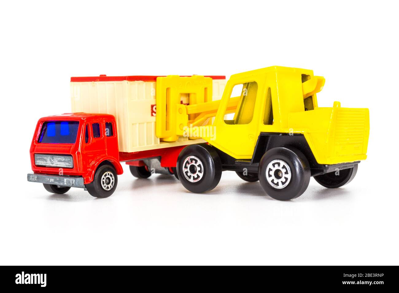 Lesney Products Matchbox Modell Spielzeugauto 1-75 Serie Nr. 42 Mercedes-Benz Container Truck und 48 Sambron Jacklift Stockfoto
