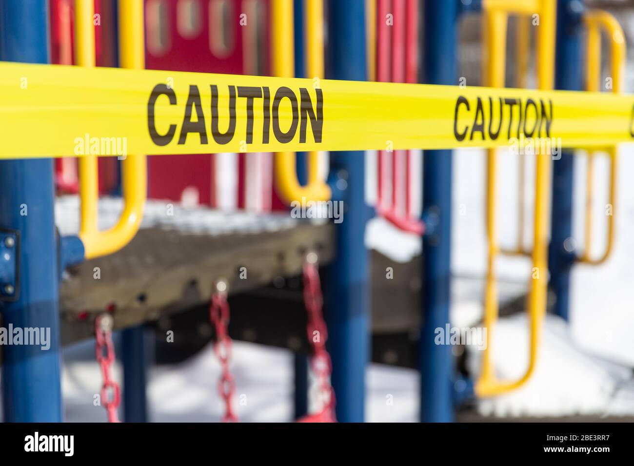 Vorsicht Klebeband um geschlossenen Spielplatz während Coronavirus COVID-19 Pandemie, Yellowknife, Northwest Territories, Kanada, Winter, April 2020. Stockfoto