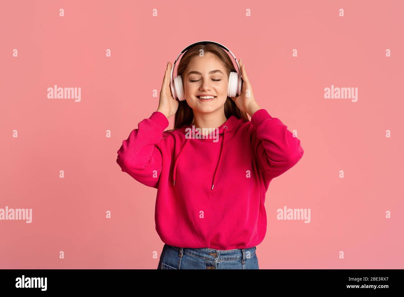 Teen Mädchen genießen Lieblingsmusik in Kopfhörer Stockfoto