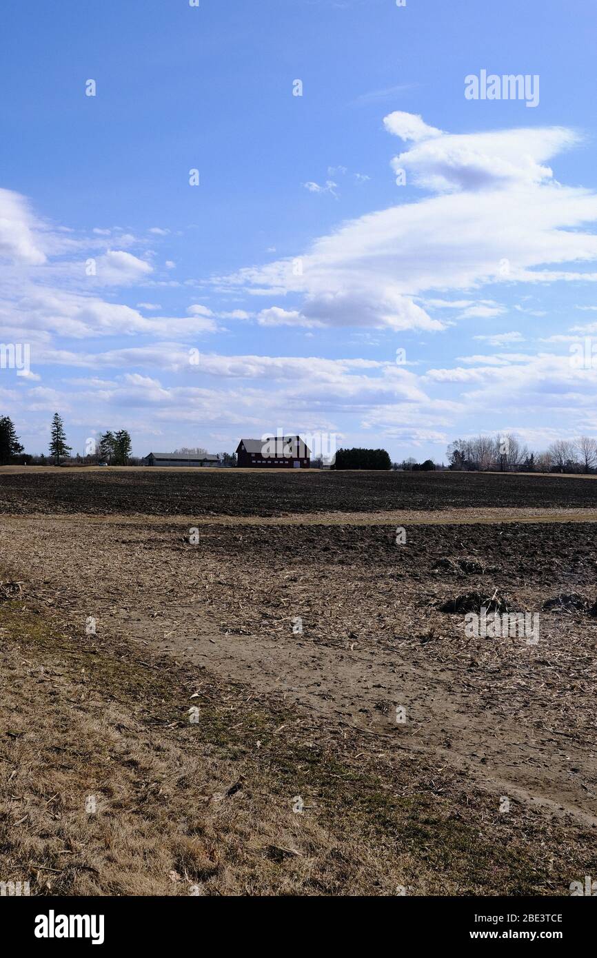 Landwirtschaftliche Gebäude und gepflügte Felder im Central Experimental Farm Complex, Ottawa, Ontario, Kanada. Stockfoto