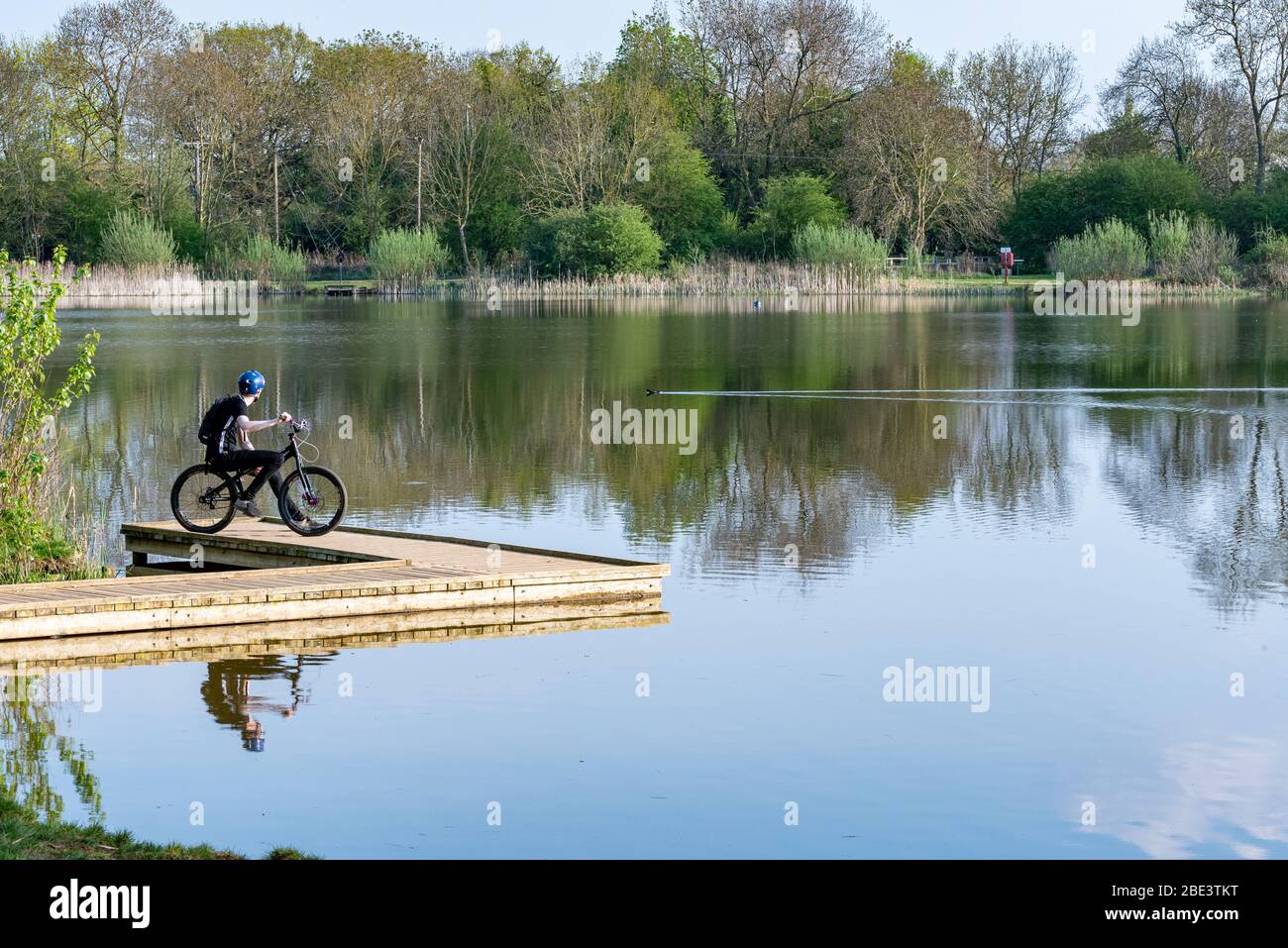 Huntingdon, Cambridgeshire, Großbritannien. April 2020. Hinchingbrooke Landschaftspark sehr leer an einem sehr sonnigen ostersamstag während Covid-19 UK Sperrung. Menschen für ihre einmal pro Tag Übung. Kredit: Jason Chillmaid / Alamy Live News Stockfoto