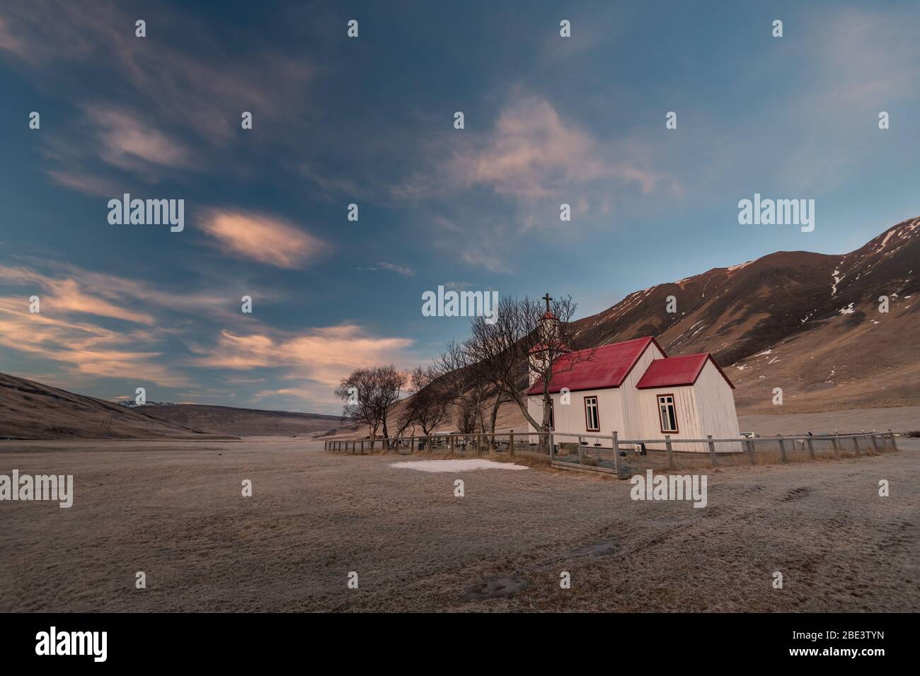 Schöne kleine rote Kirche in Nordisland Stockfoto