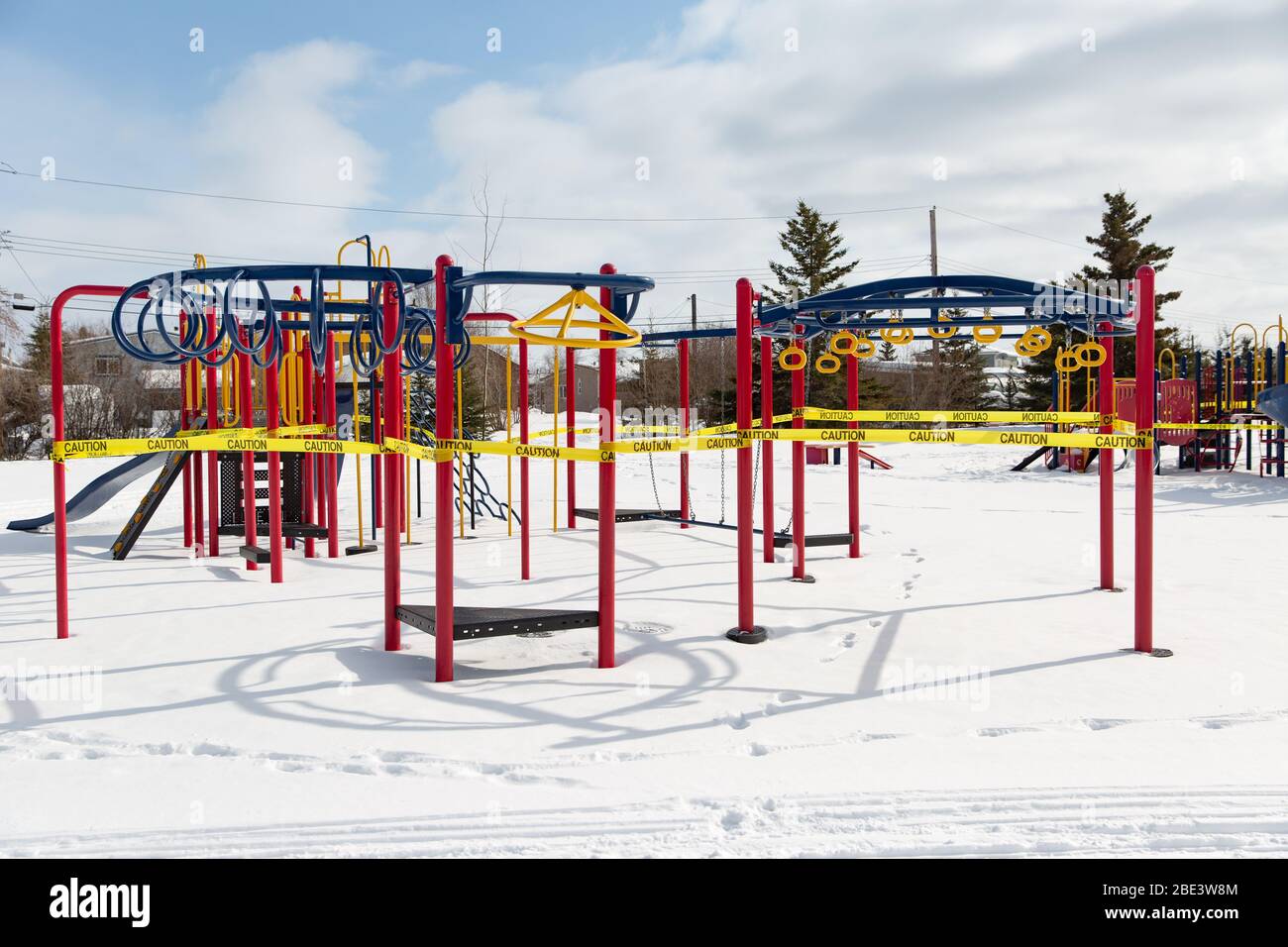 Parksperrung und Spielplatzausrüstung in Schutzband verpackt, Coronavirus COVID-19 Pandemie, Winter, Yellowknife, Northwest Territories, April 2020. Stockfoto
