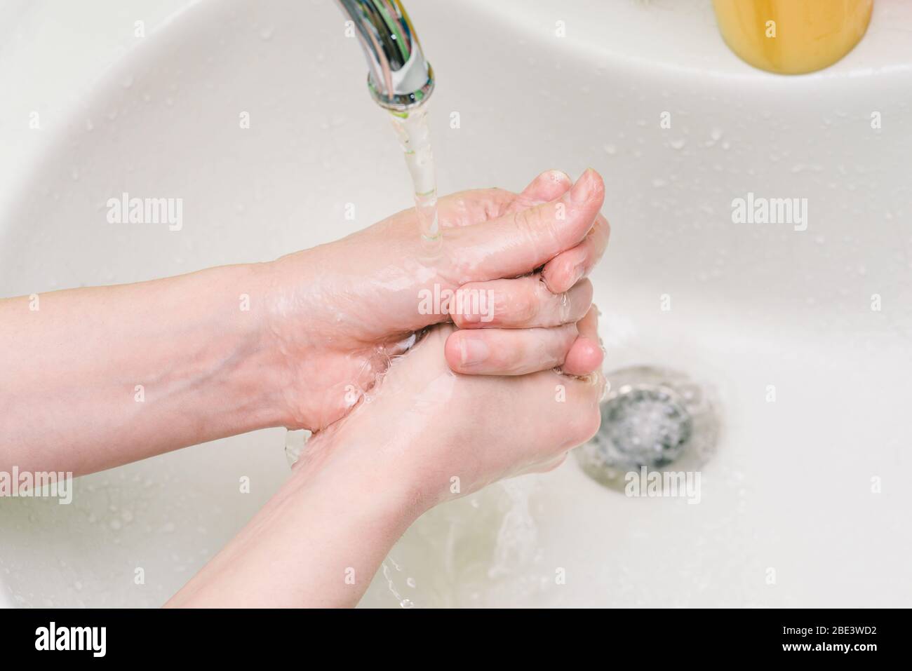 Hände unter fließendem Wasser waschen. Handbehandlung und Schutz vor Bakterien, Schmutz und Viren. Coronavirus oder Covid-2019 Prävention. Stockfoto