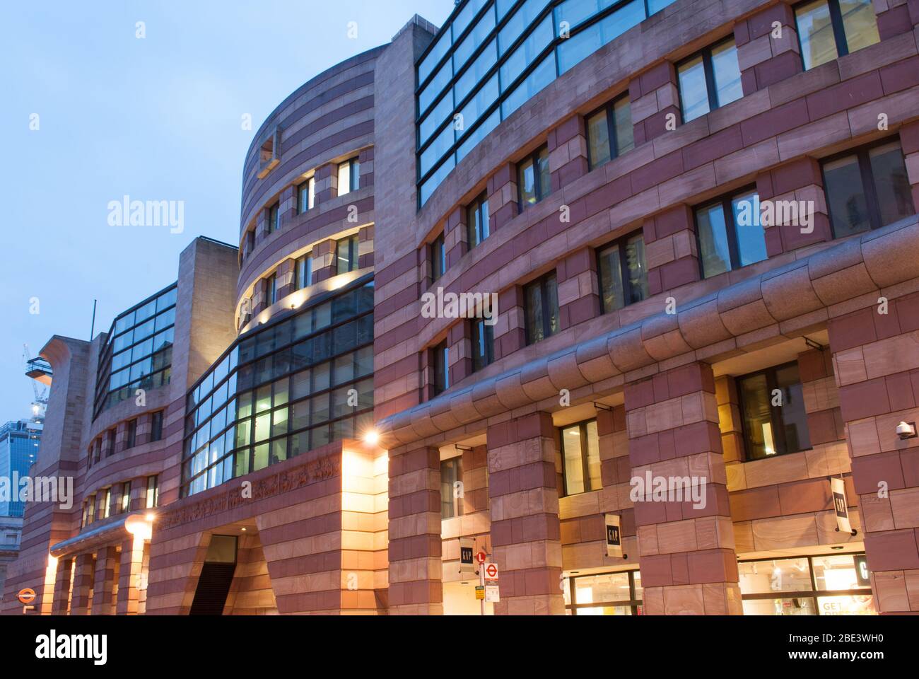 Postmoderne Postmoderne Architektur Pink Limestone Tower Building Coq d'Argent, 1 Poultry, London EC2R 8EJ von James Stirling Architect Stockfoto