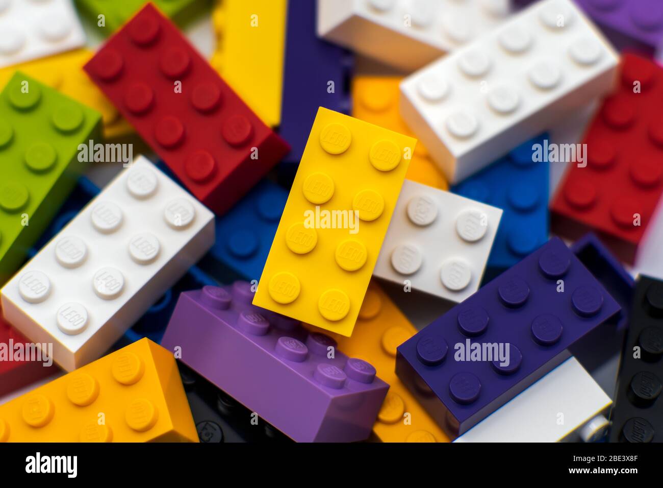 Tallinn / Estland - 9. April 2020: Die beliebtesten Lego-Blöcke - Kunststoff-Bauspielzeug der Lego Group Corporation Stockfoto