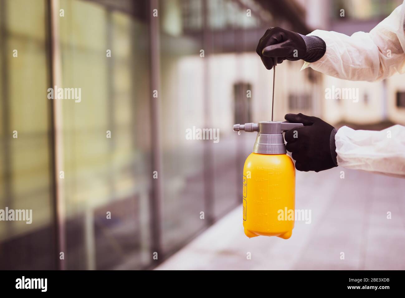 Mann entsetzt über einen Geldautomaten, finanzielle Not während der Zeit der Korona-Krise Stockfoto