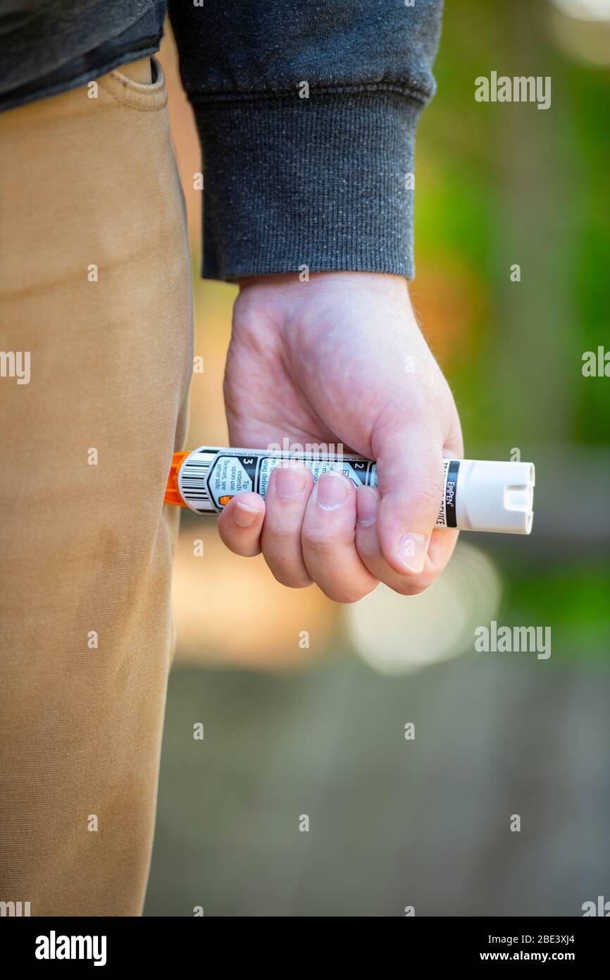Health Medicine Epi Pen EpiPen Adrenalin Auto Injector Injektionsnadel in einem mans Oberschenkel für schwere allergische Reaktion Stockfoto